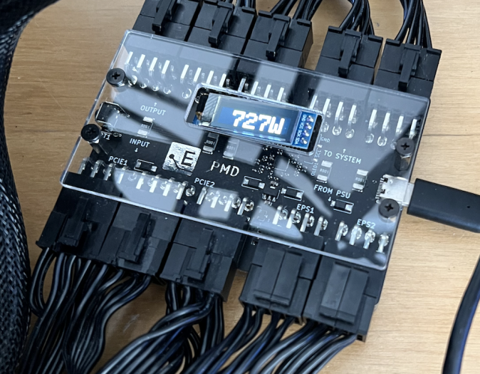 CPU und GPU gemeinsam brauchen dabei einen Großteil davon, der Rest fällt auf die restlichen Komponenten sowie Wandlerverluste im Netzteil.